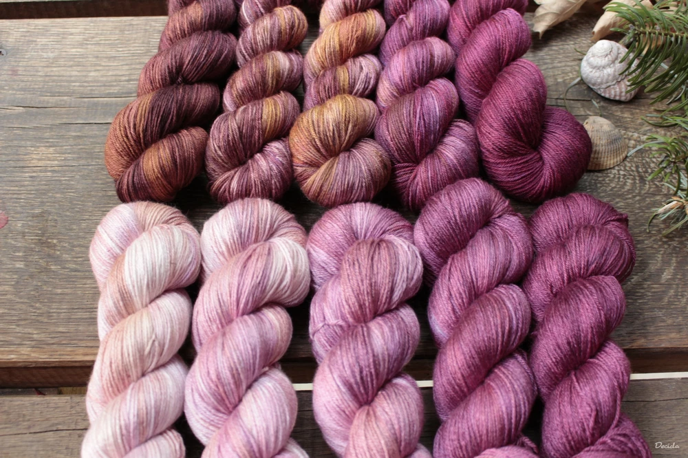 Fade Burgundy Pudr - merino/hedvábí 50/50 400m bez SUPERWASH