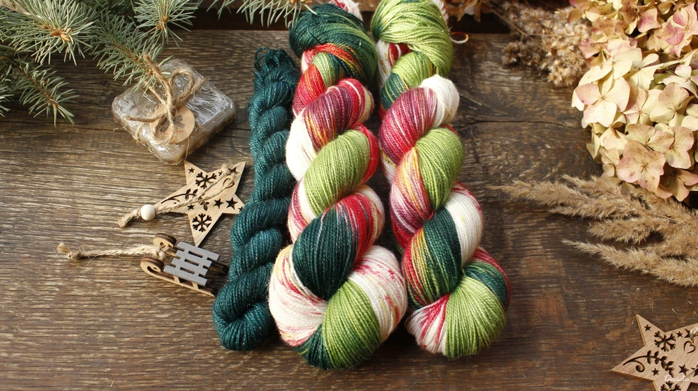 "Vánoční girlanda - Green" - 120g Merino sw/Nylon/Zlatá nitka 400m 100+20g