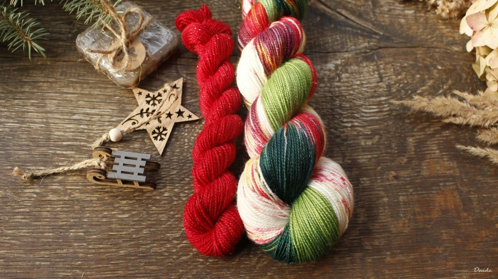 "Vánoční girlanda - Red" - 120g Merino sw/Nylon/Zlatá nitka 400m 100+20g