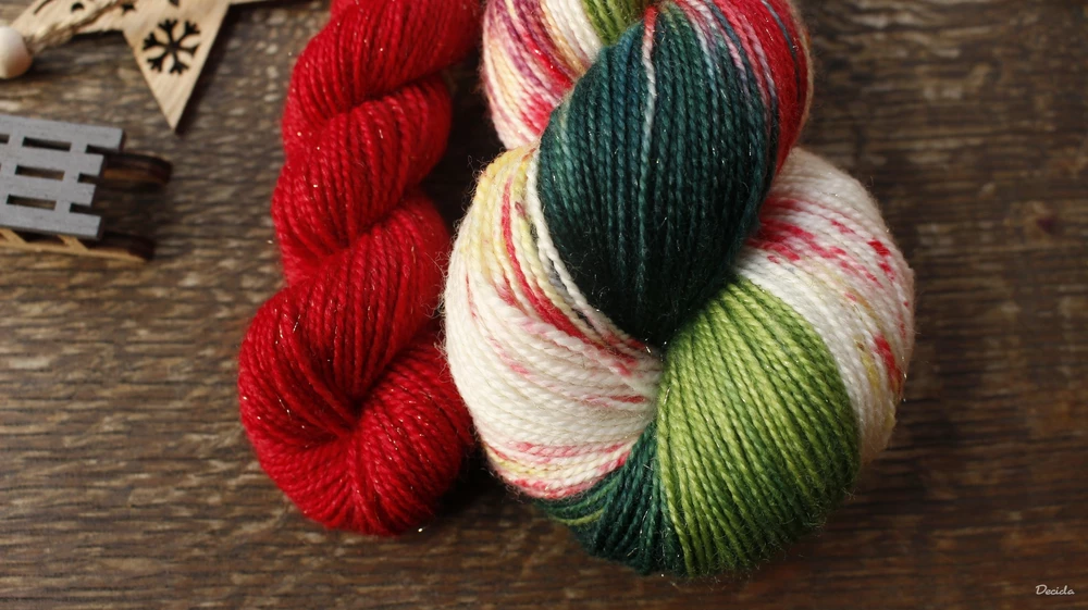 "Vánoční girlanda - Red" - 120g Merino sw/Nylon/Zlatá nitka 400m 100+20g