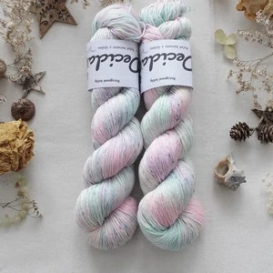 "Rozsypané kvítky" 80% merino 20% hedvábí 400m