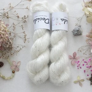 Přírodní nebarvená - 34% superkid mohér 11% hedvábí 41% nylon 14% polyester 195m/50g