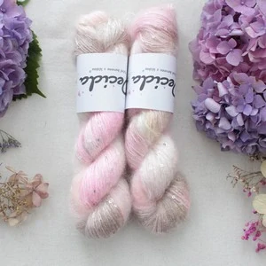 "Lawrita" - 34% superkid mohér 11% hedvábí 41% nylon 14% polyester 195m/50g