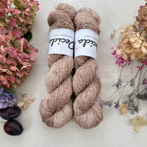 "Shitake 3" 42% hedvábí 26% baby alpaka 26% merino superwash a 6% zlatá stellina 980m