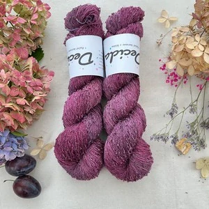"Calagarka" 42% hedvábí 26% baby alpaka 26% merino superwash a 6% zlatá stellina 980m