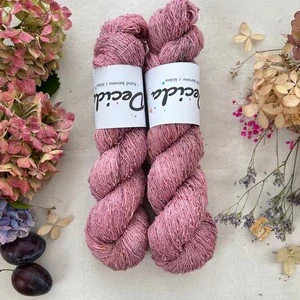 "Šatua 2" 42% hedvábí 26% baby alpaka 26% merino superwash a 6% zlatá stellina 980m