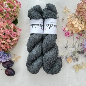 "Raven" 42% hedvábí 26% baby alpaka 26% merino superwash a 6% zlatá stellina 980m