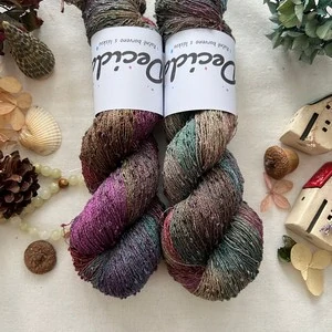 "Forest Adventure" 42% hedvábí 26% baby alpaka 26% merino superwash a 6% zlatá stellina 980m
