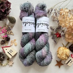 "Susurro de Niebla" 42% hedvábí 26% baby alpaka 26% merino superwash a 6% zlatá stellina 980m