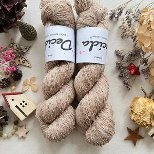 "Shitake 5" 42% hedvábí 26% baby alpaka 26% merino superwash a 6% zlatá stellina 980m