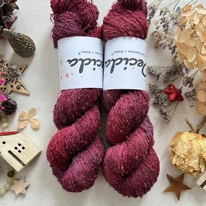 "Mulled Wine" 42% hedvábí 26% baby alpaka 26% merino superwash a 6% zlatá stellina 980m