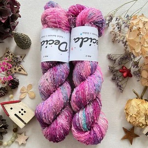 "Hola 2" 42% hedvábí 26% baby alpaka 26% merino superwash a 6% zlatá stellina 980m
