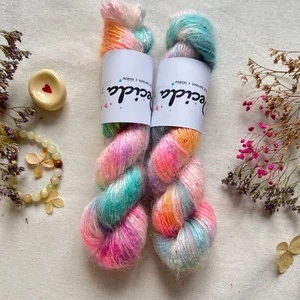 "Fairy Confetti" - 34% superkid mohér 11% hedvábí 41% nylon 14% polyester 195m/50g