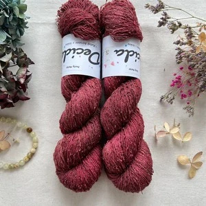 "Dusty Merlot" 42% hedvábí 26% baby alpaka 26% merino superwash a 6% zlatá stellina 980m