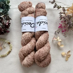 "Shitake 6" 42% hedvábí 26% baby alpaka 26% merino superwash a 6% zlatá stellina 980m