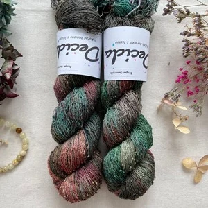 "Bosque Sumergido" 42% hedvábí 26% baby alpaka 26% merino superwash a 6% zlatá stellina 980m
