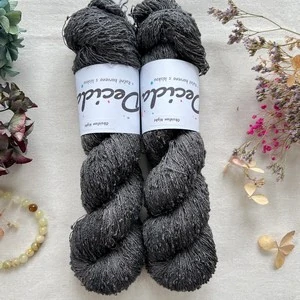"Obsidian Night" 42% hedvábí 26% baby alpaka 26% merino superwash a 6% zlatá stellina 980m