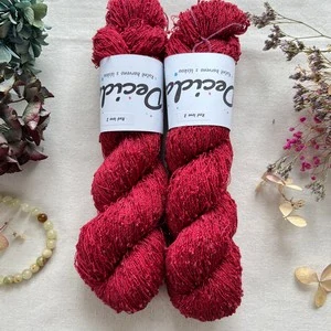 "Red love 2" 42% hedvábí 26% baby alpaka 26% merino superwash a 6% zlatá stellina 980m