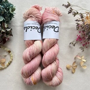 "Pink Champagne Mist" - 75% merino sw 20% nylon 5% zlatá stellina 400m