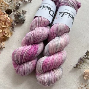 "Lesní květy" - 75% merino 20% hedvábí  5%silver 212m bez SW