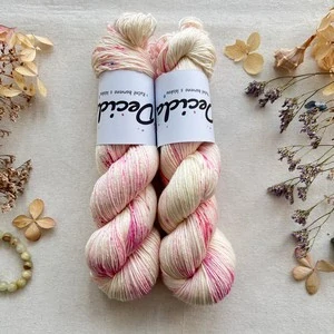 Petal Confetti" 80% merino sw 20% hedvábí 400m 