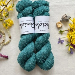 "Emerald Teal" 42% hedvábí 26% baby alpaka 26% merino superwash a 6% zlatá stellina 980m