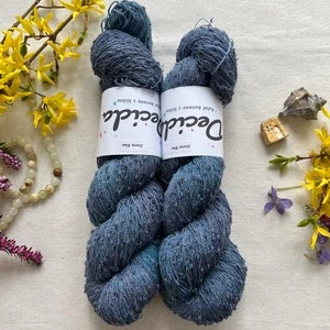 "Storm Blue" 42% hedvábí 26% baby alpaka 26% merino superwash a 6% zlatá stellina 980m