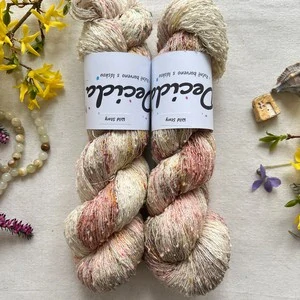 "Wild Story" 42% hedvábí 26% baby alpaka 26% merino superwash a 6% zlatá stellina 980m