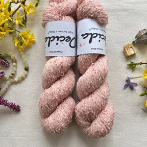 "Powdered Blush" 42% hedvábí 26% baby alpaka 26% merino superwash a 6% zlatá stellina 980m