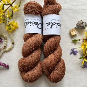 "Dusty Cinnamon" 42% hedvábí 26% baby alpaka 26% merino superwash a 6% zlatá stellina 980m