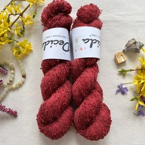 "Red Ember" 42% hedvábí 26% baby alpaka 26% merino superwash a 6% zlatá stellina 980m