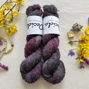 "Smoked Plum" 42% hedvábí 26% baby alpaka 26% merino superwash a 6% zlatá stellina 980m
