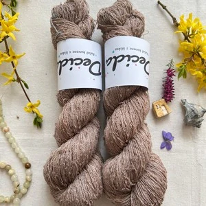 "Raw Timber" 42% hedvábí 26% baby alpaka 26% merino superwash a 6% zlatá stellina 980m