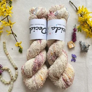 "Cherry Pop 6" 42% hedvábí 26% baby alpaka 26% merino superwash a 6% zlatá stellina 980m