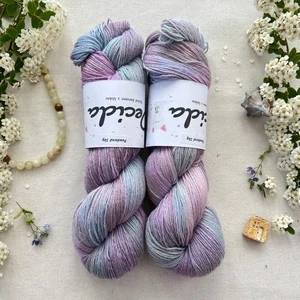 "Powdered Sky" 60% merino 20% hedvábí 20% konopí 400m