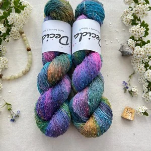 "Painter’s Garden" 42% hedvábí 26% baby alpaka 26% merino superwash a 6% zlatá stellina 980m