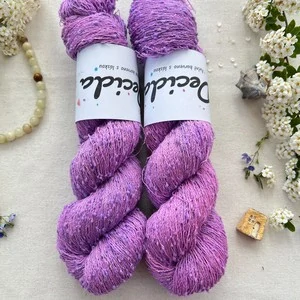 "Lilac Opera" 42% hedvábí 26% baby alpaka 26% merino superwash a 6% zlatá stellina 980m