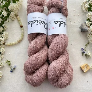 "Dusty Camellia" 42% hedvábí 26% baby alpaka 26% merino superwash a 6% zlatá stellina 980m