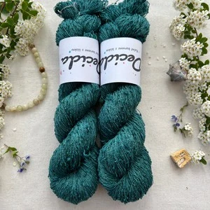 "Teal Mirage" 42% hedvábí 26% baby alpaka 26% merino superwash a 6% zlatá stellina 980m
