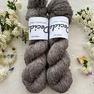 "Smoked Linen" 42% hedvábí 26% baby alpaka 26% merino superwash a 6% zlatá stellina 980m