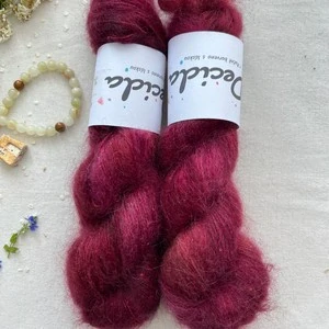 "Rouge Ember" 64% superkid mohér 3% merino 10% flitry 23% hedvábí 400m/50g