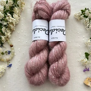 "Rose Quartz" - 34% superkid mohér 11% hedvábí 41% nylon 14% polyester 195m/50g
