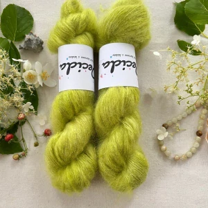 "Lime Flash 2" 64% superkid mohér 3% merino 10% flitry 23% hedvábí 400m/50g