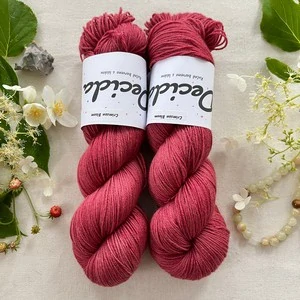 "Crimson Bloom" 75% merino 25% hedvábí 400m 