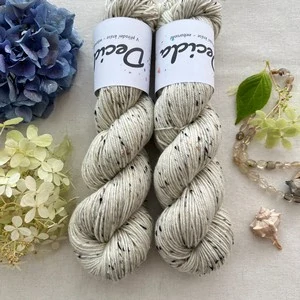 Přírodní Donegal DK - 85% merino a 15% donegal nopky