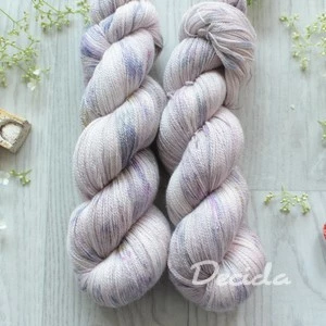 "Romantická duše" 75% merino 20% hedvábí 5% stříbrná stellina 800m