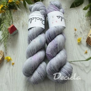 "Crazy Snow" 75% merino 20% hedvábí 5% stříbrná stellina 800m