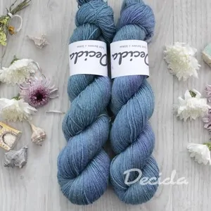 "In blue" - 80% Merino Easywash/20% Len 400m/100g