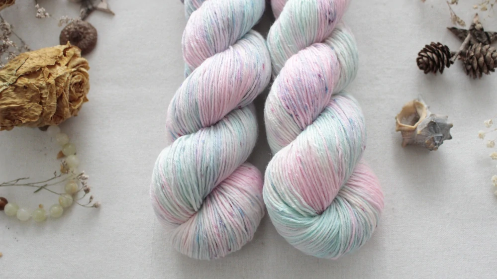 "Rozsypané kvítky" 80% merino 20% hedvábí 400m