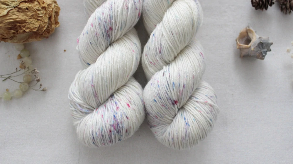 "Rozsypané fialky" 80% merino 20% hedvábí 400m 